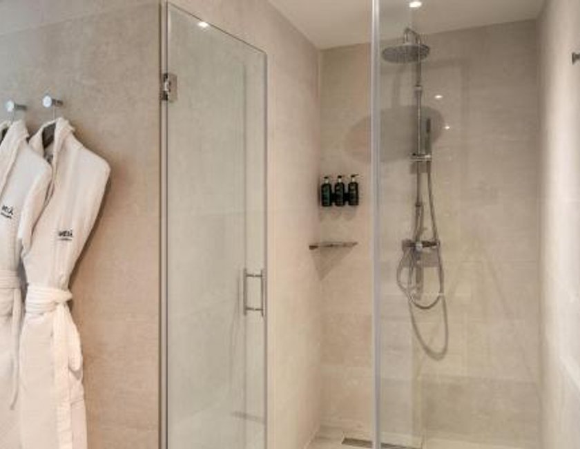 Habitación Premium The Level con bañera del hotel Melia Madrid Serrano. Foto 3