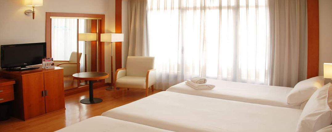 Habitación triple del hotel Casa de Las Artes, member of Meliá Collection