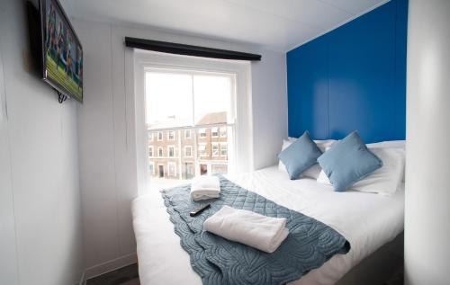 Habitación Doble Pequeña con ventana del hotel Citi Luton. Foto 1
