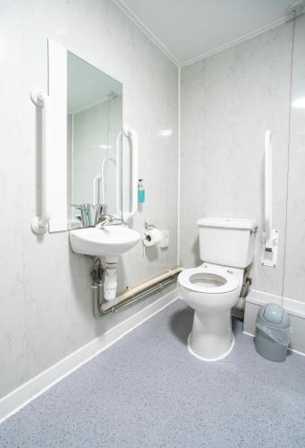 Habitación Doble adaptada para personas con movilidad reducida del hotel Citi Luton. Foto 1