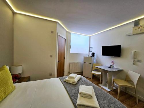 Habitación Doble Económica del hotel London Stay Apartments. Foto 7