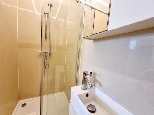 Habitación Doble del hotel London Stay Apartments. Foto 19