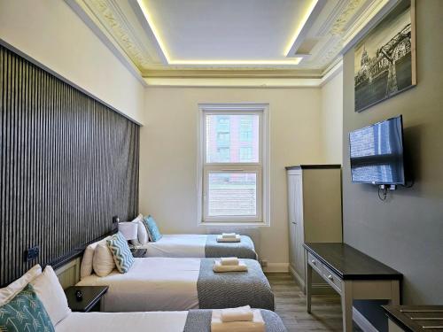 Habitación cuádruple del hotel London Stay Apartments. Foto 1