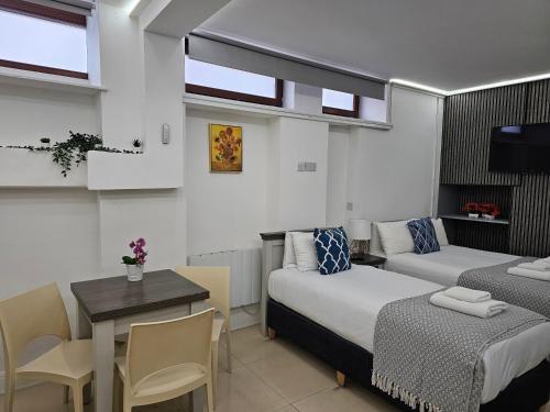 Habitación cuádruple del hotel London Stay Apartments. Foto 9