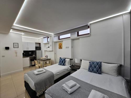 Habitación cuádruple del hotel London Stay Apartments. Foto 13