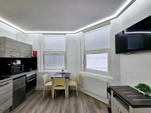 Habitación Triple del hotel London Stay Apartments. Foto 10