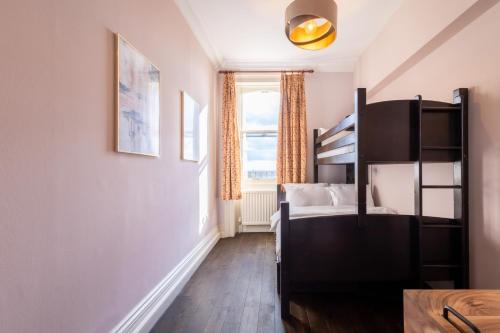 Habitación Triple con baño privado del hotel Palmers Lodge Swiss Cottage - Hostel. Foto 3