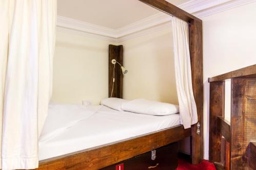 Cama doble en habitación compartida mixta de 9 camas. del hotel Palmers Lodge Swiss Cottage - Hostel. Foto 1