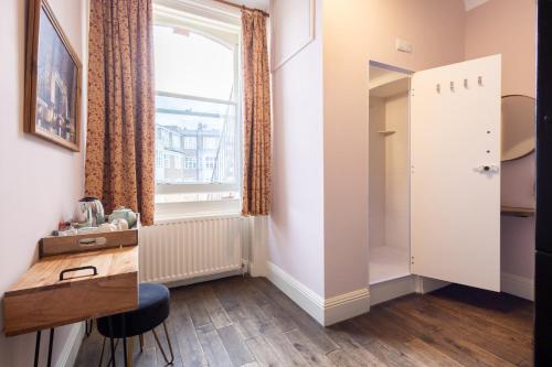 Habitación Doble privada con baño privado - 2 camas del hotel Palmers Lodge Swiss Cottage - Hostel. Foto 4