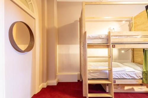 Cama en habitación compartida femenina de 8 camas del hotel Palmers Lodge Swiss Cottage - Hostel. Foto 2