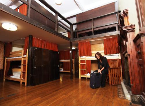 Cama en habitación compartida mixta de 18 camas del hotel Palmers Lodge Swiss Cottage - Hostel. Foto 1