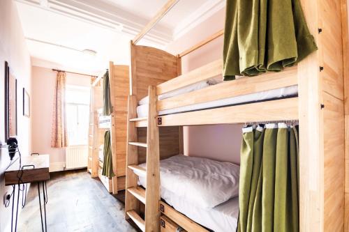 Cama en habitación compartida Premier para mujeres con baño privado - 4 camas del hotel Palmers Lodge Swiss Cottage - Hostel. Foto 1