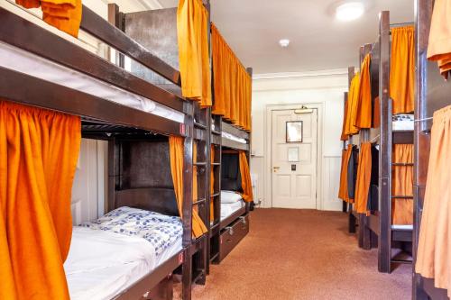 Cama Individual en dormitorio compartido mixto con 14 camas del hotel Palmers Lodge Swiss Cottage - Hostel. Foto 2