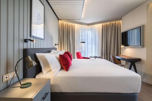 Habitación con cama extragrande. del hotel Canopy By Hilton Madrid Castellana. Foto 1