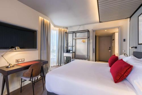 Habitación Esquinera Prémium con cama extragrande y vistas a la ciudad del hotel Canopy By Hilton Madrid Castellana