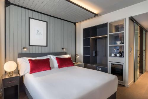 Habitación con cama grande adaptada para personas de movilidad reducida del hotel Canopy By Hilton Madrid Castellana