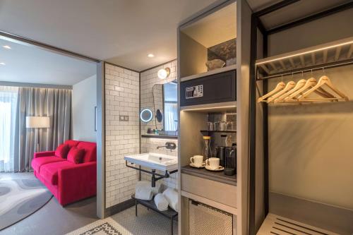 Suite Junior Premium con cama extragrande del hotel Canopy By Hilton Madrid Castellana. Foto 2