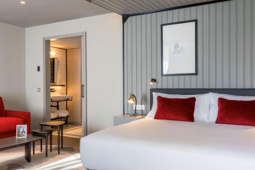 Suite Junior Premium con cama extragrande del hotel Canopy By Hilton Madrid Castellana. Foto 3