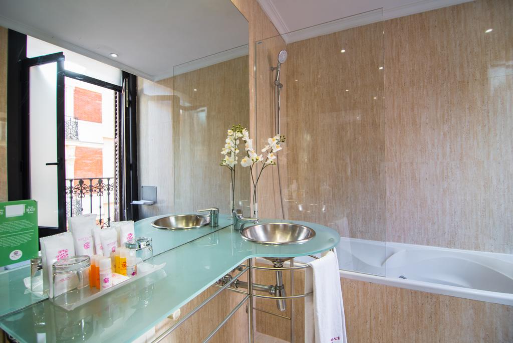 Habitación cuádruple Superior Vista ciudad del hotel Petit Palace Preciados. Foto 2