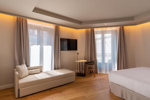 Habitación Doble Deluxe con cama extragrande y vistas a la ciudad del hotel Petit Palace Preciados