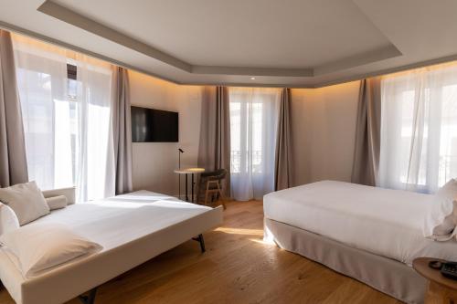 Habitación Doble Deluxe con cama extragrande y vistas a la ciudad del hotel Petit Palace Preciados. Foto 1