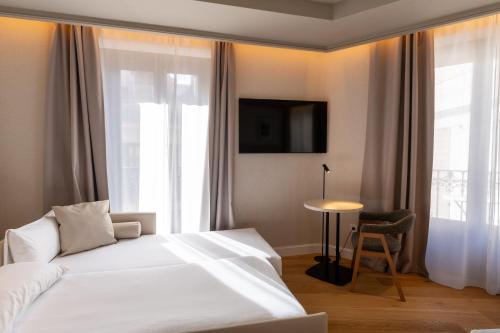 Habitación Doble Deluxe con cama extragrande y vistas a la ciudad del hotel Petit Palace Preciados. Foto 3