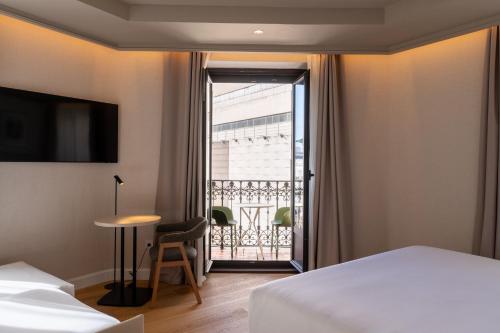 Habitación Doble Deluxe con cama extragrande y vistas a la ciudad del hotel Petit Palace Preciados. Foto 4