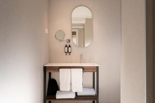 Habitación Doble Deluxe con cama extragrande y vistas a la ciudad del hotel Petit Palace Preciados. Foto 5