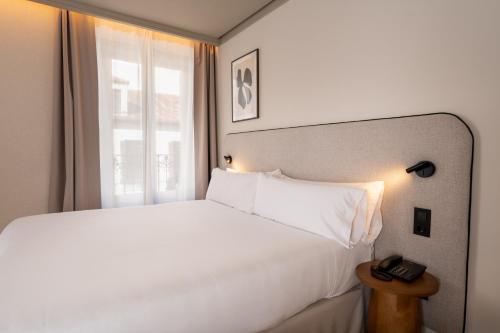 Habitación Doble Deluxe con cama extragrande y vistas a la ciudad del hotel Petit Palace Preciados. Foto 6