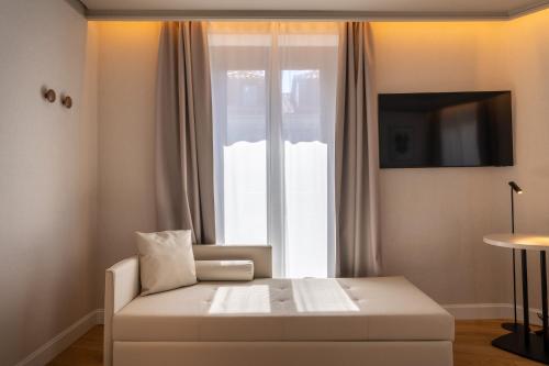 Habitación Doble Deluxe con cama extragrande y vistas a la ciudad del hotel Petit Palace Preciados. Foto 7