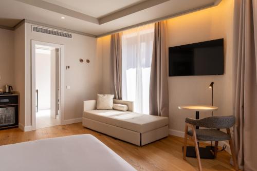 Habitación Doble Deluxe con cama extragrande y vistas a la ciudad del hotel Petit Palace Preciados. Foto 8