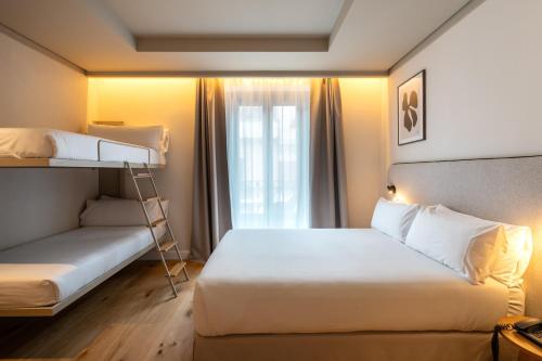 Habitación Cuádruple del hotel Petit Palace Preciados. Foto 3