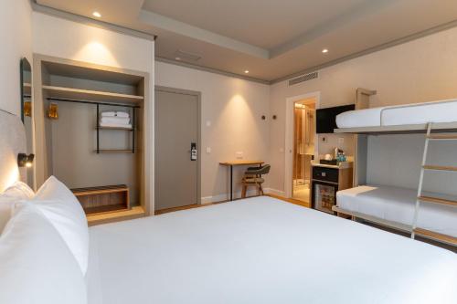Habitación Cuádruple del hotel Petit Palace Preciados. Foto 6
