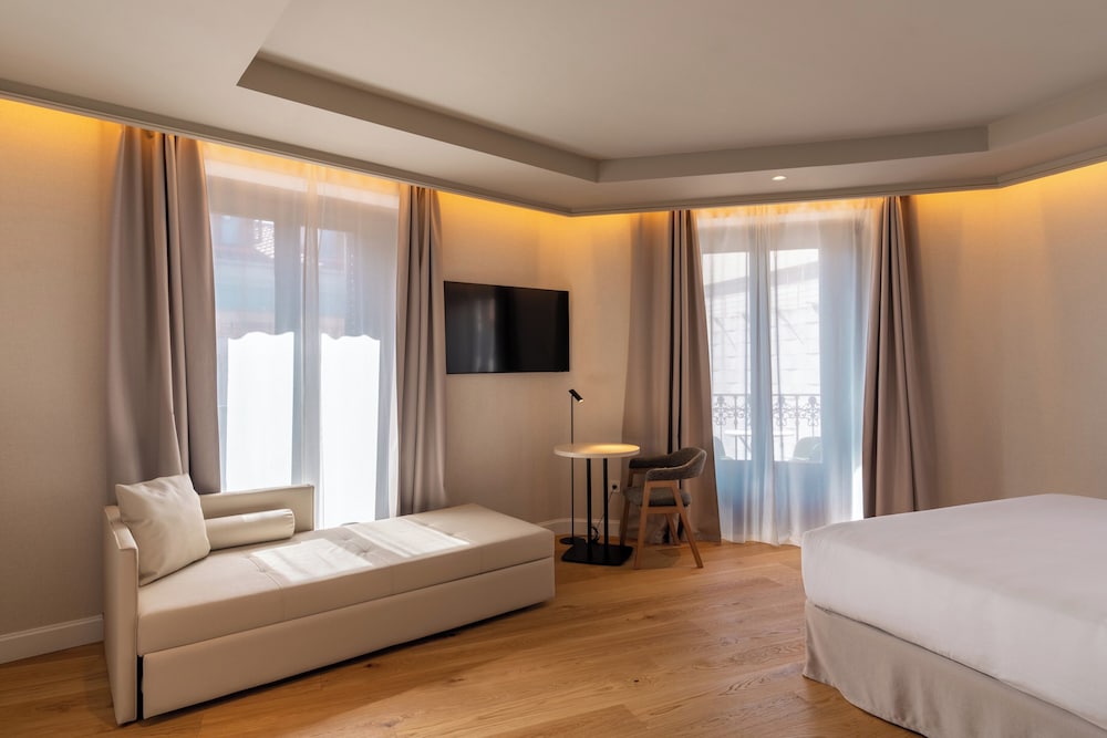 Habitación cuádruple superior, balcón del hotel Petit Palace Preciados