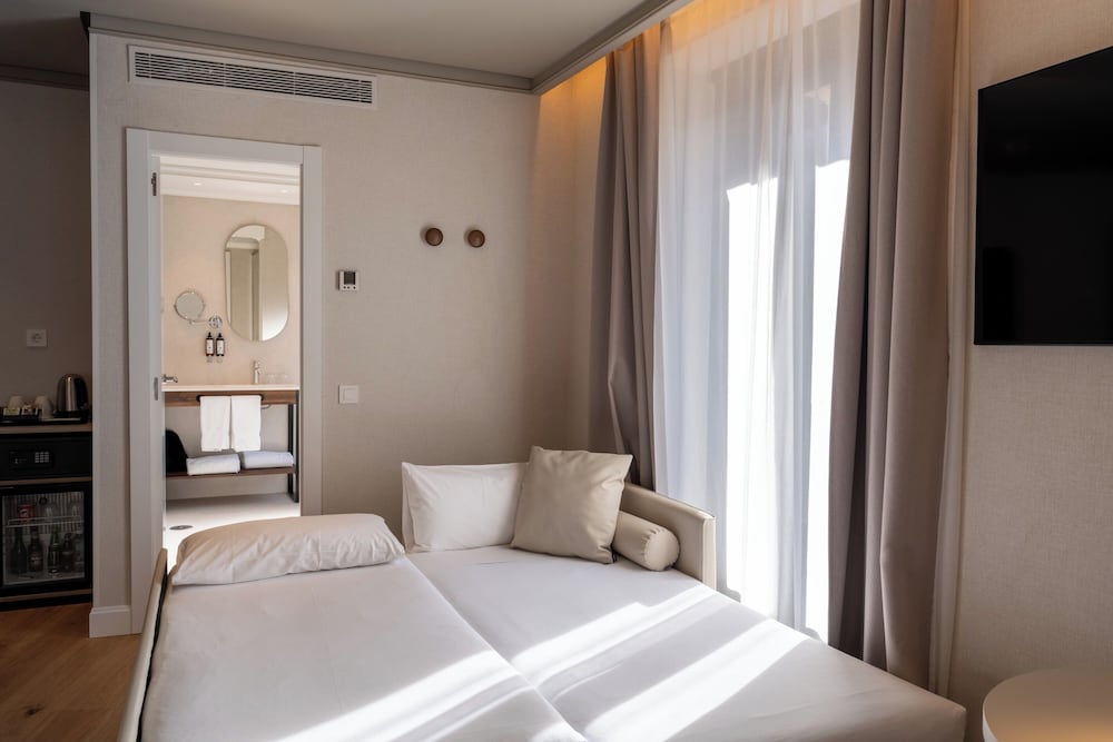 Habitación cuádruple superior, balcón del hotel Petit Palace Preciados. Foto 4