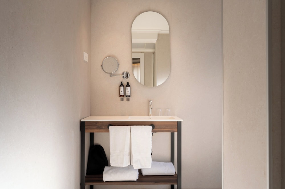 Habitación cuádruple superior, balcón del hotel Petit Palace Preciados. Foto 10