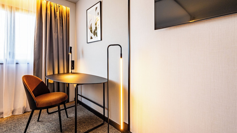 Habitación Ejecutiva - 1 cama doble y 1 sofá - cama individual del hotel Novotel Reims Tinqueux. Foto 4