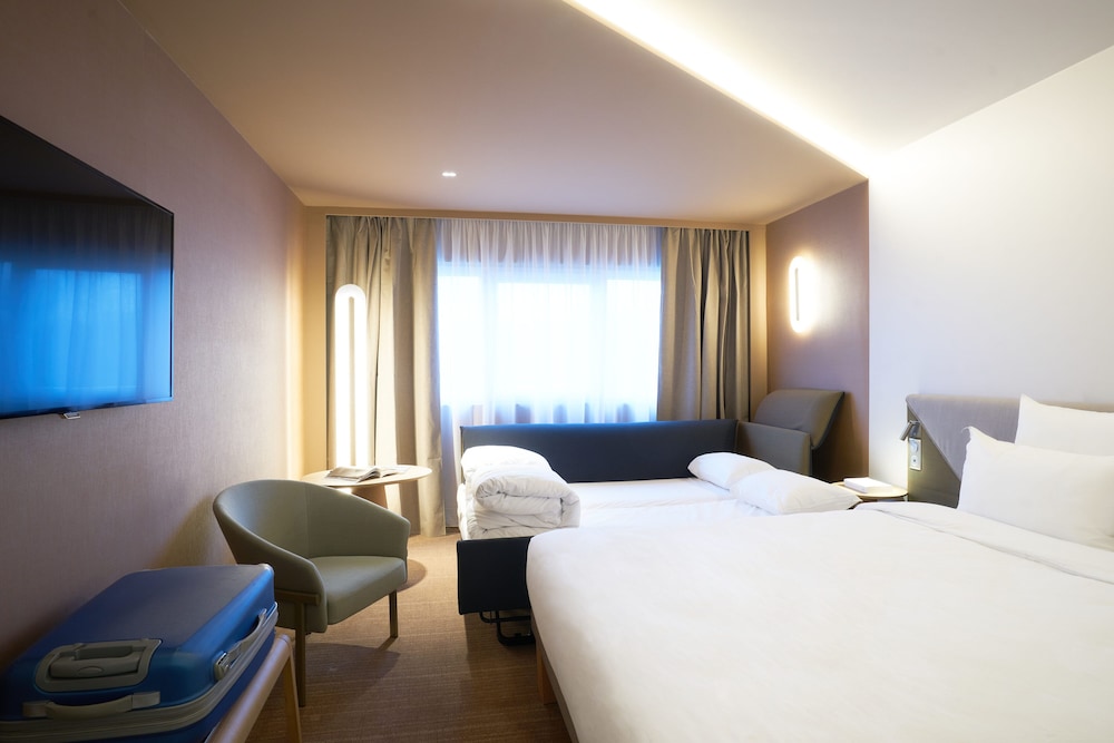 Habitación Superior Familiar - 1 cama doble y 1 sofá - cama doble del hotel Novotel Reims Tinqueux. Foto 1