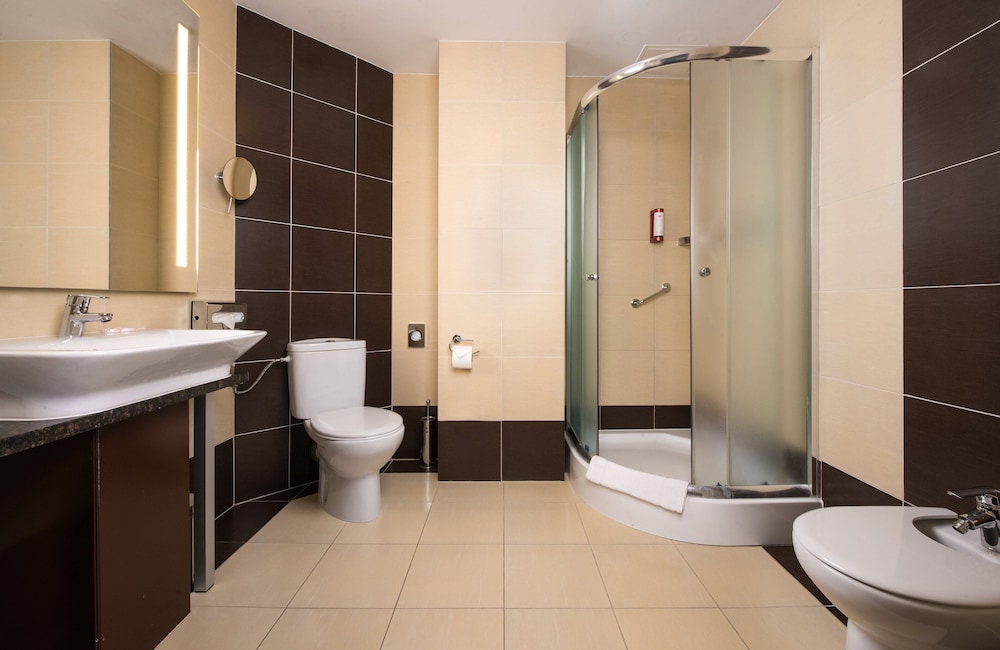 Habitación Confort con 2 camas individuales del hotel Leonardo Royal Warsaw. Foto 5