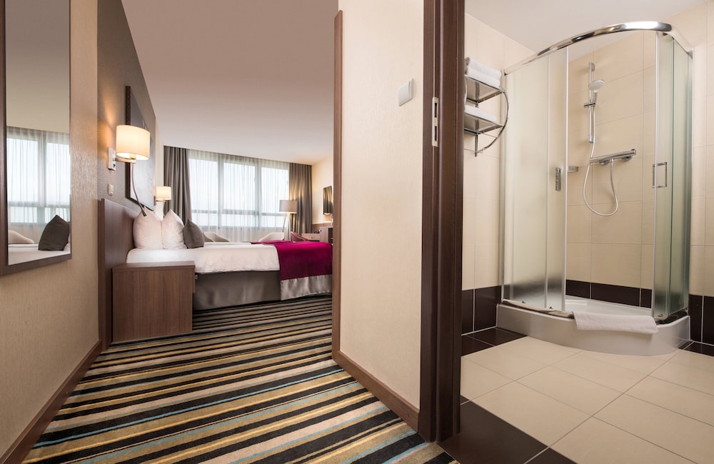 Habitación Triple Deluxe del hotel Leonardo Royal Warsaw. Foto 3