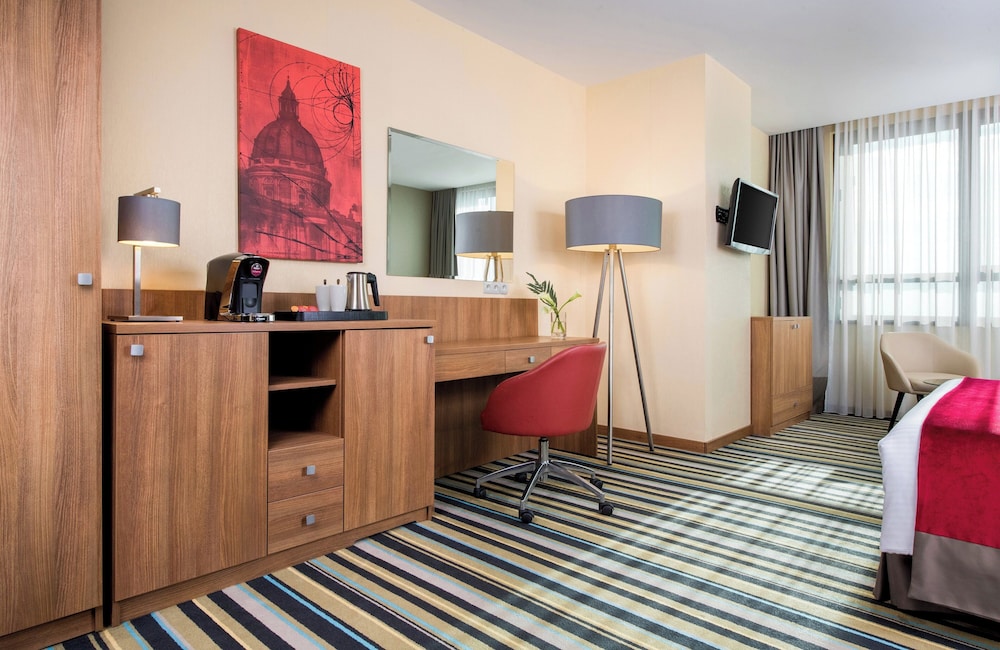 Habitación Triple Deluxe del hotel Leonardo Royal Warsaw. Foto 4