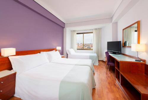 Habitación Triple del hotel Madrid Centro, Affiliated by Meliá. Foto 1