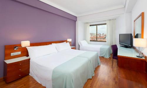 Habitación Triple del hotel Madrid Centro, Affiliated by Meliá. Foto 2