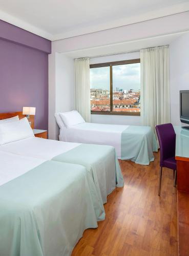 Habitación Triple del hotel Madrid Centro, Affiliated by Meliá. Foto 3