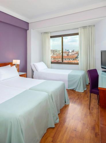 Habitación Triple del hotel Madrid Centro, Affiliated by Meliá. Foto 7