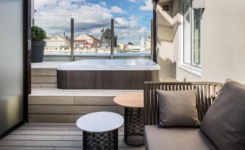 Habitación Doble Superior con terraza y jacuzzi® del hotel Catalonia Gran Via Madrid. Foto 1