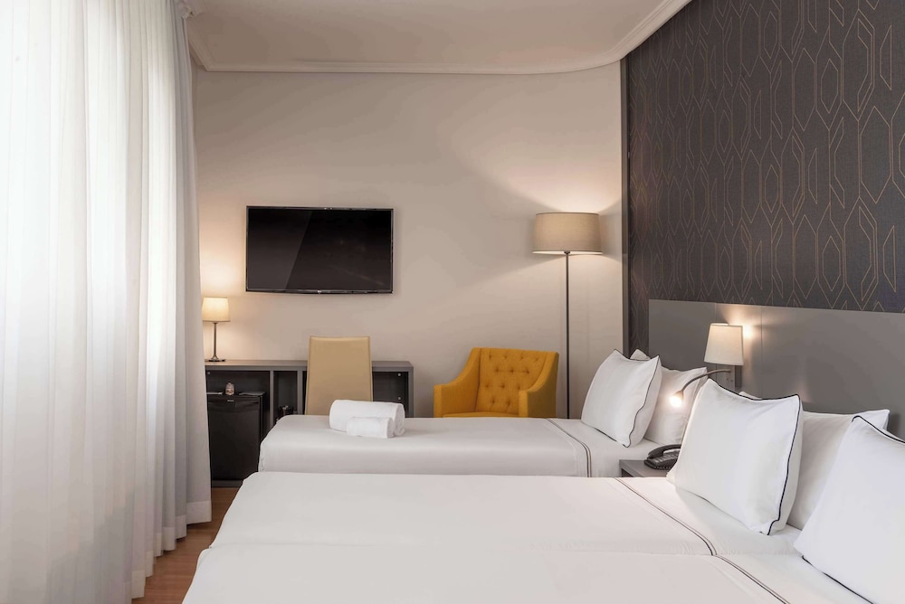 Habitación triple del hotel Madrid Plaza De España Affiliated By Meliá. Foto 2