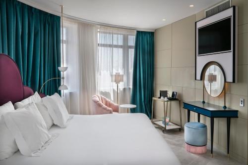 Habitación Doble Deluxe con vistas a la Gran Vía del hotel Vincci Capitol. Foto 1