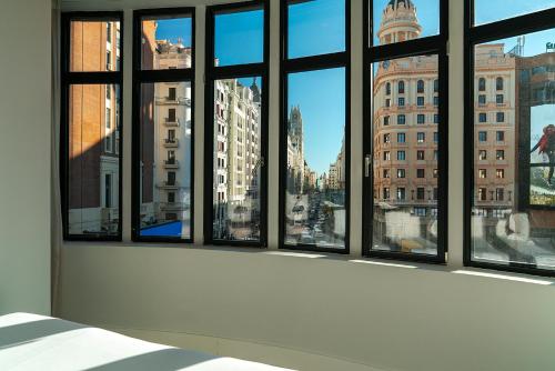 Habitación Doble Deluxe con vistas a la Gran Vía del hotel Vincci Capitol. Foto 3