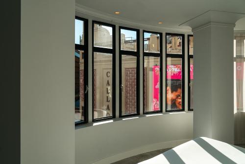 Habitación Doble Deluxe con vistas a la Gran Vía del hotel Vincci Capitol. Foto 4